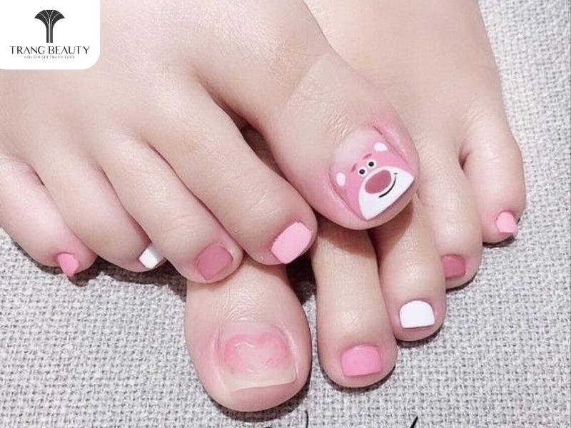 Mẫu nail gấu dâu dễ thương với gam màu hồng chủ đạo và hình ảnh gấu Lotso đáng yêu