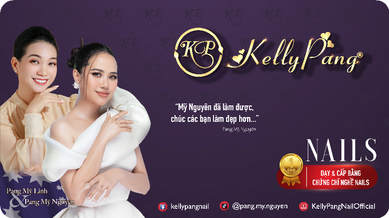 Mẫu nail gấu dâu kết hợp phụ kiện 3D tạo hình nổi bật