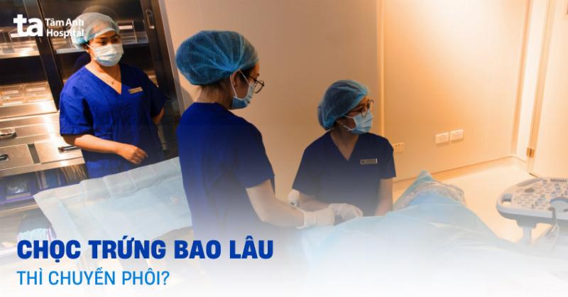 Hinh anh mot nguoi phu nu mim cuoi thu thai khi doc sach hoac nghe nhac tai nha