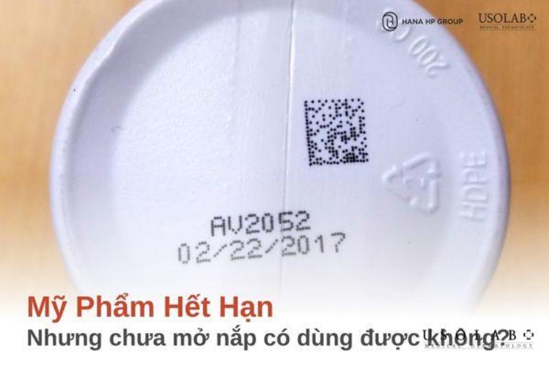 Một hình ảnh minh họa các nhược điểm của bản dupe, ví dụ như một lọ mỹ phẩm dupe bị hỏng, một sản phẩm gây kích ứng da, hoặc biểu tượng câu hỏi về nguồn gốc/đạo đức