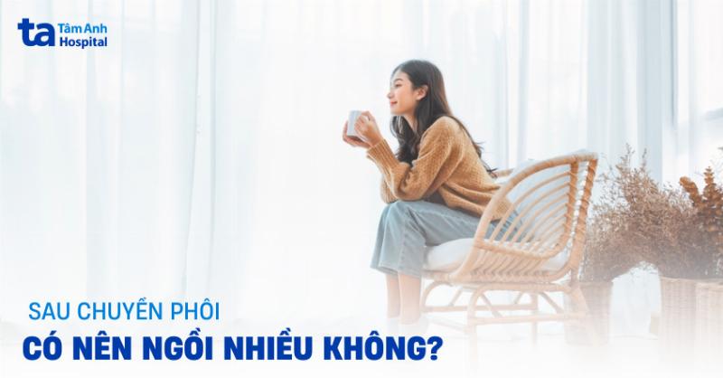 Mot nguoi mac quan dui thai ngoi tren sofa thoai mai trong nha
