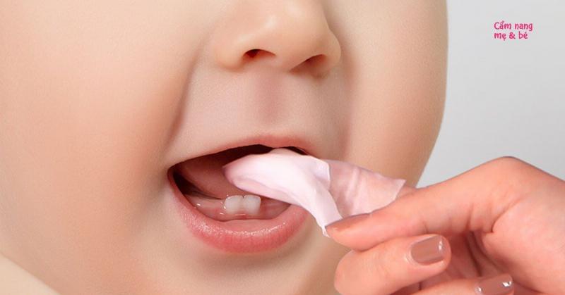 So sánh gạc rơ lưỡi Đông Pha và các phương pháp vệ sinh miệng cho bé khác