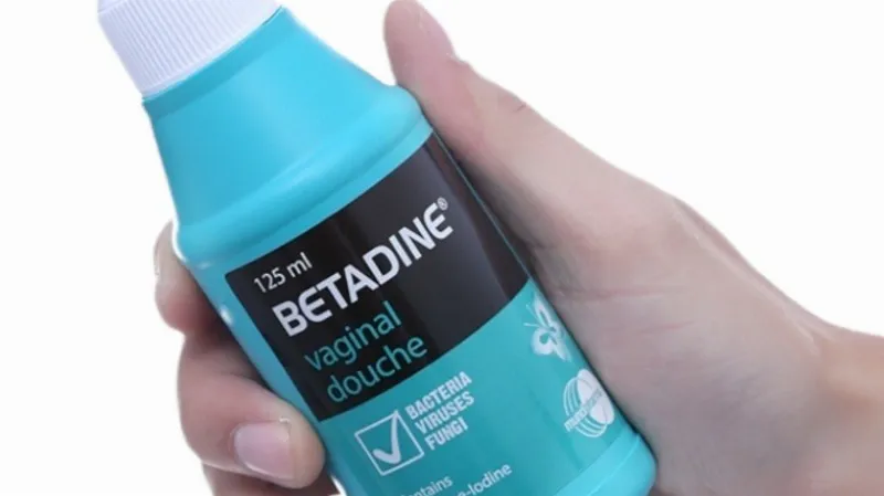 Minh họa các tác dụng phụ phổ biến của Betadine phụ khoa và biểu tượng cảnh báo