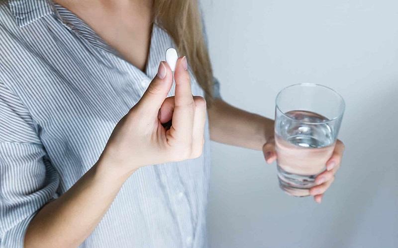 Minh họa các dấu hiệu cảnh báo tác dụng phụ nghiêm trọng của thuốc tránh thai Rigevidon 21+7, nhấn mạnh sự cần thiết phải tìm kiếm y tế ngay lập tức