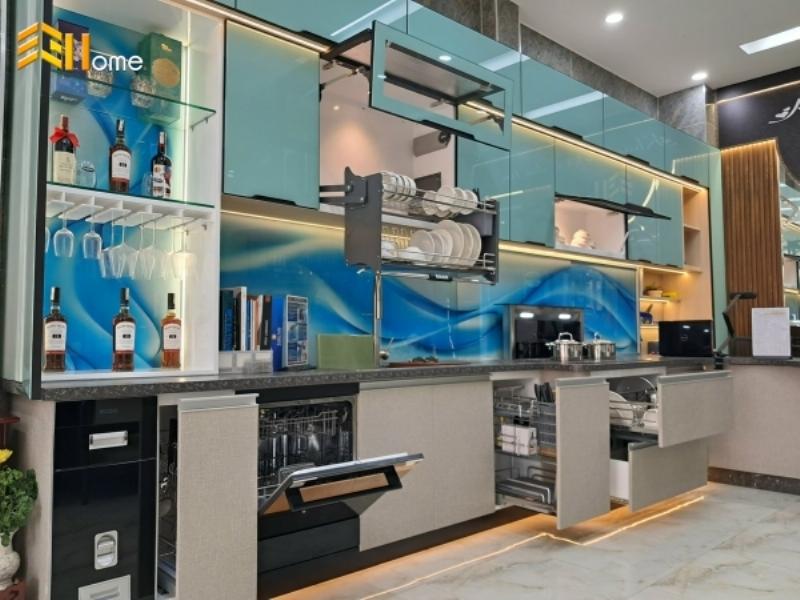 Khung cảnh cửa hàng trưng bày kính giả cận, thể hiện sự đa dạng