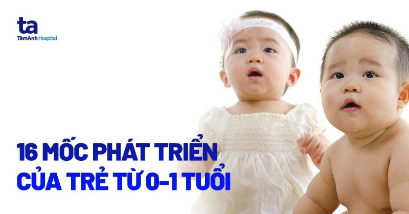 Mot nguoi me dang mim cuoi hai long khi cam goi bang ve sinh mama tren tay, the hien su hai long ve san pham