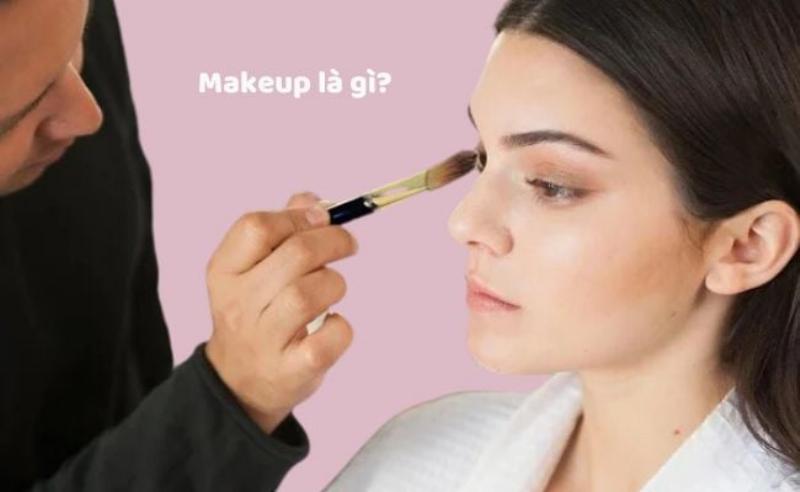Người mẫu trang điểm tạo độ bóng cho mi mắt với phấn mắt dạng kem