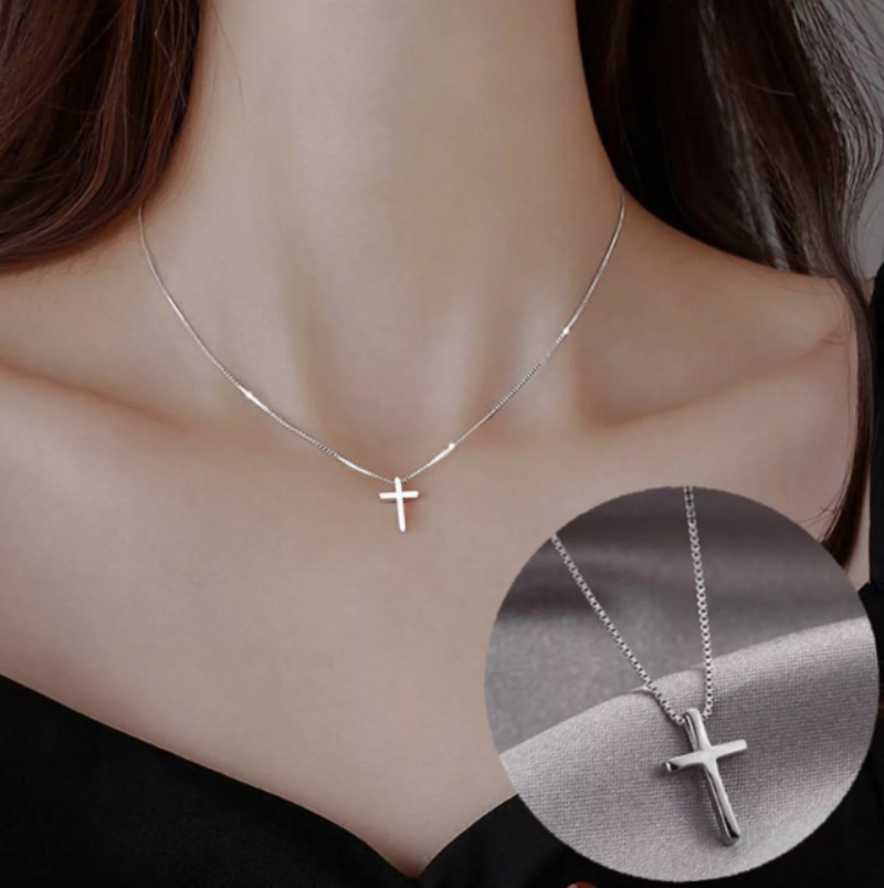 Hình ảnh những đứa trẻ đang đeo những chiếc dây chuyền thánh giá nhỏ, thể hiện sự phù hợp với lứa tuổi và ý nghĩa gia đình