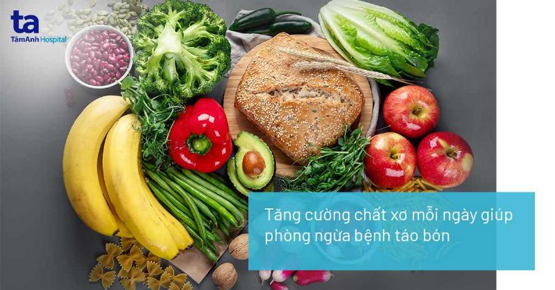 Một người đang uống thuốc nhuận tràng Nhật dạng viên hoặc bột cùng với một cốc nước lớn, nhấn mạnh việc uống đủ nước khi dùng sản phẩm.