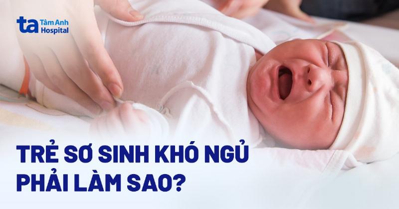 Một điện thoại đặt trên đầu giường với màn hình hiển thị tin nhắn chúc ngủ ngon, bối cảnh phòng ngủ ban đêm