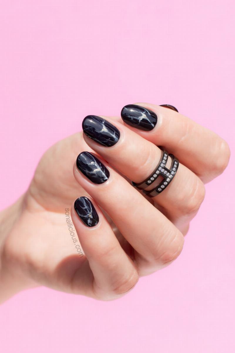 Vẽ nail trắng đen họa tiết vân đá marble sang trọng